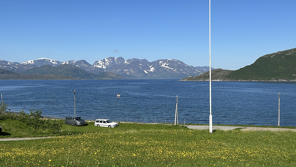 Fra Seiland house vestover mot Stjernøya og Kjerringa 958. Toppen ligger på grensen mellom Alta og Hasvik, og er høyest i Hasvik kommune