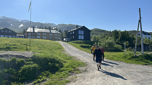 På vei mot båthavnen litt nord for huset
