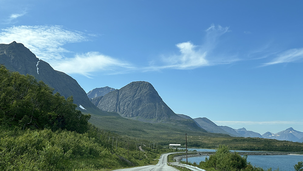 Store Kågtinden sett fra sør - vei 866 nær Kappollen på vei mot Skjervøy. Store Kågtinden er den tilsynelatende lavere toppen i midten. Trolltinden 685 dominerer til høyre