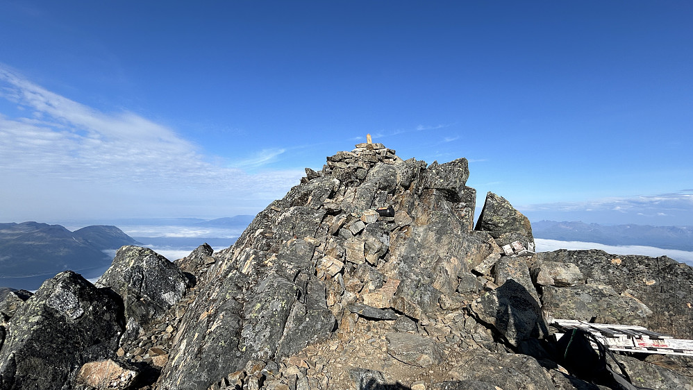 Toppen med nedfalt trig-merke i forkant