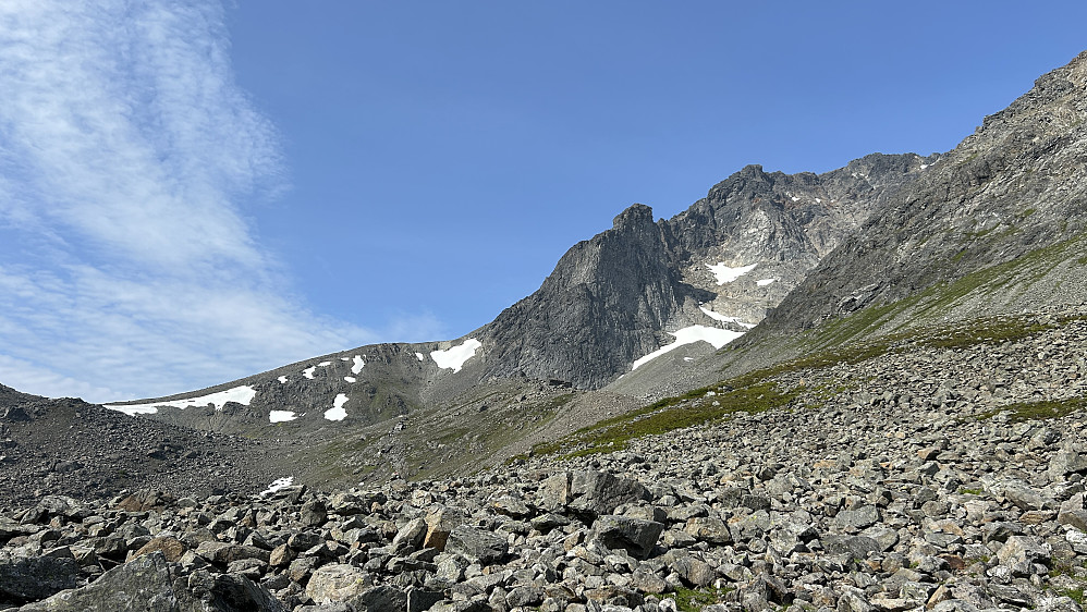 Oppe i den grove steinuren nord for Storbuktvannet. Toppen i bakgrunnen øverst mot høyre