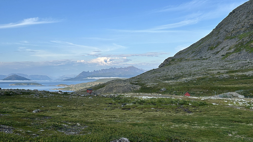 Demningen i Storbuktelva mot høyre. Kvænangstindane i bakgrunnen mot øst. Bilde fra returen.