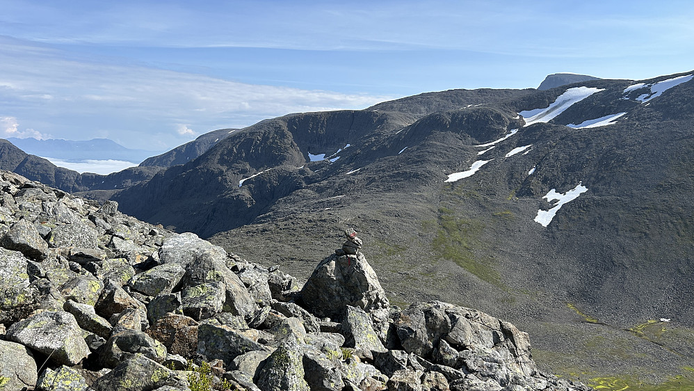 Godt merket rute i storsteinet ur. Foto mot Redotinden i sør