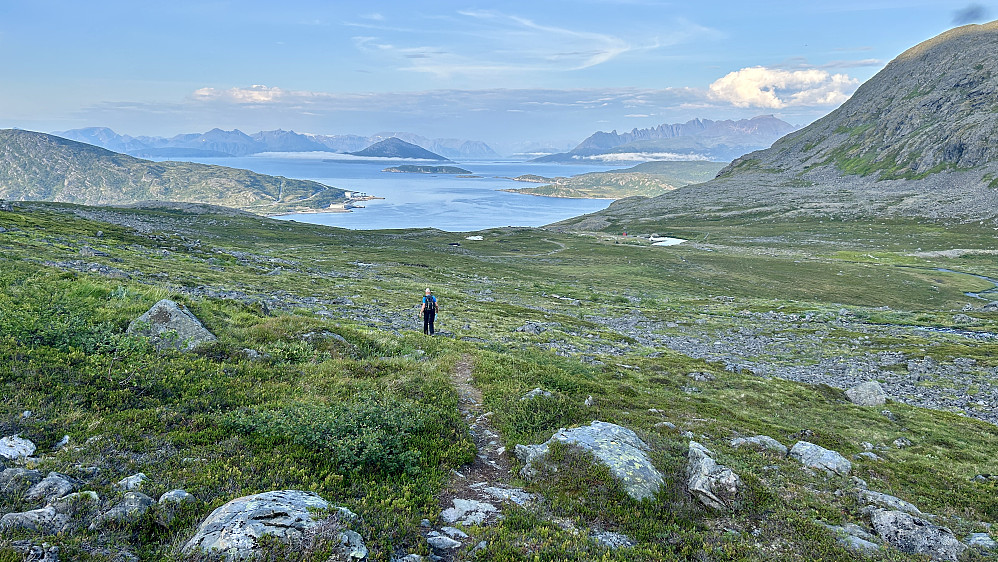 Langs sti tilbakte til parkeringen. Øksfjordjøkelen skimtes mot venstre. Kvænangstindan mot høyre.