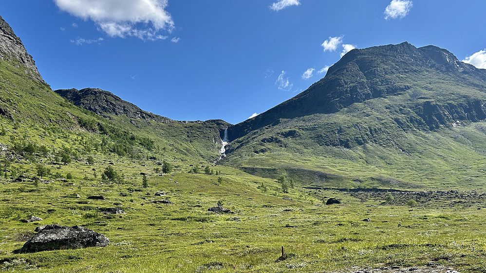 Vi nærmer oss fossen fra Bievlajávri. Tverrfjellet 1283 til høyre for fossen