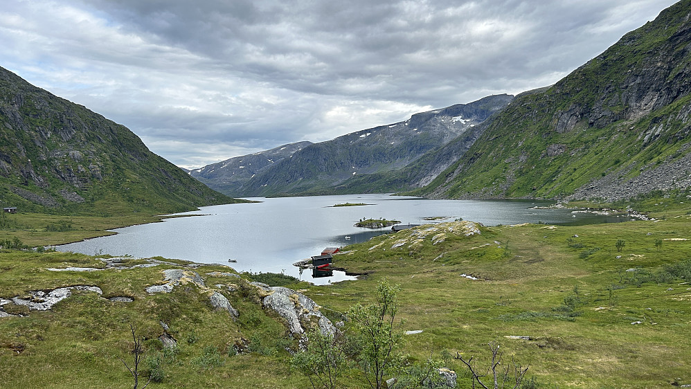 Oppe ved det store Svartholsvatnet 200 moh der det er hytter, naust og båter