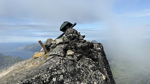 Toppvarden på Senjas dronning med tom turkasse! GPS 33W 604020 7706993 som på Peakbook.