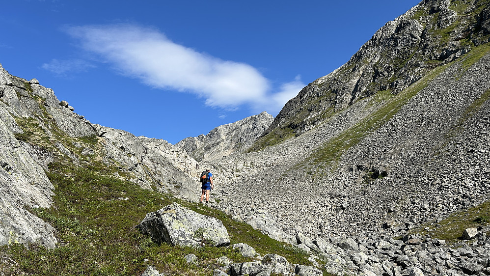 Foto fra høyden sørøst for Tredjevannet 444. Solltinden midt i bildet i bakgrunnen