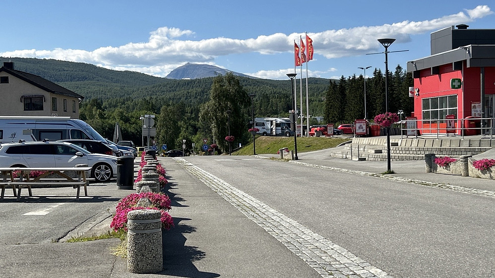 Bardufoss "sentrum". Hjerttinden 1381 er fjellet i bakgrunnen med en knott på toppen