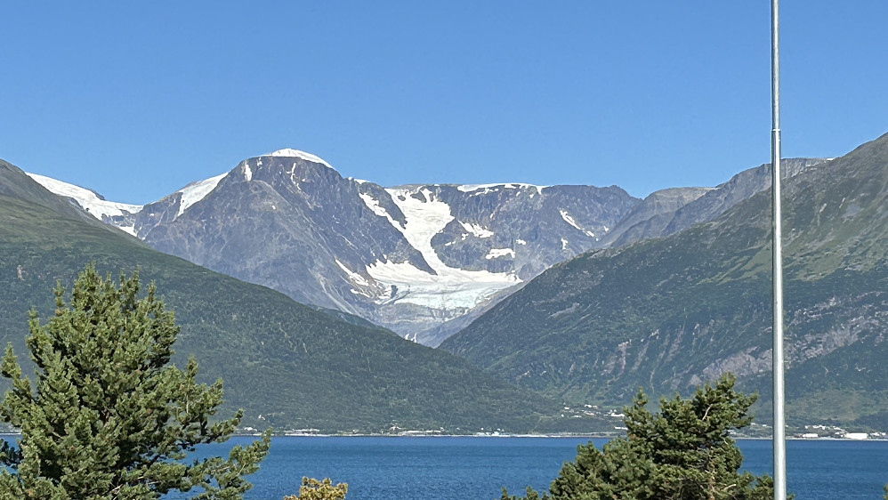 Lyngsalpene med Jiehkkevárri-massivet sett fra Skibotn på østsiden av Storfjorden