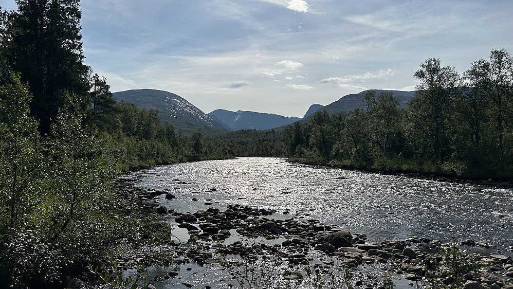 Tilbakeblikk mot Kvigtinden som er den pyramidelignende toppen bak snøflekken helt i bakgrunnen