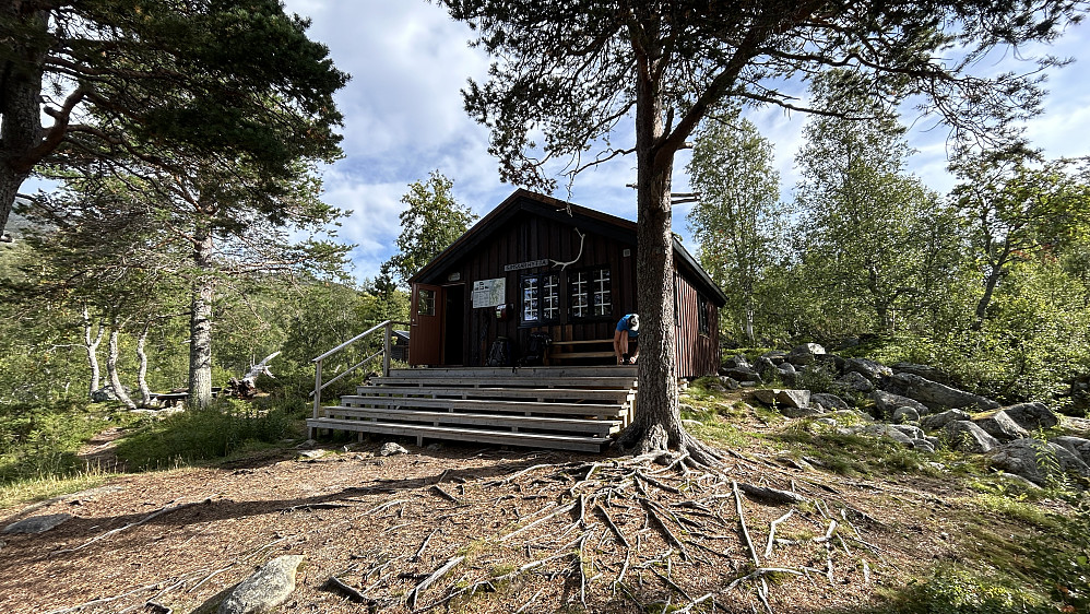 Simskardhytta ligger fint til i Børgefjell nasjonalpark