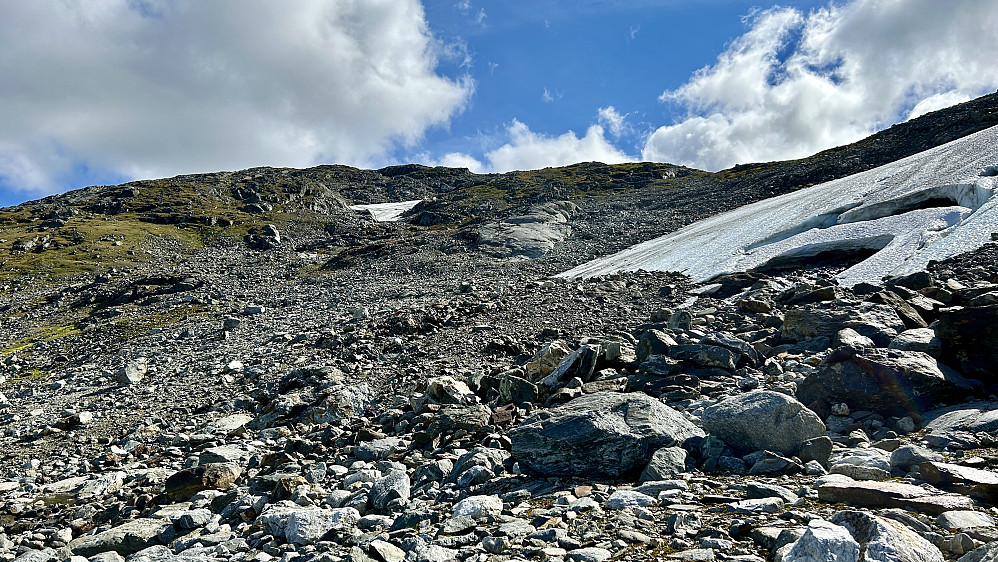Oppe i brebotnen ca. 1100 moh. Terrenget blir mer lettgått. NØ-ryggen av Kvigtinden mot høyre