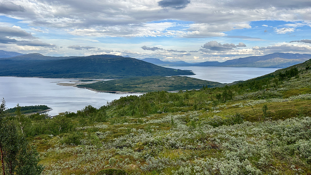 Tilbakeblikk mot Tustervatnet (venstre) og Røsvatnet