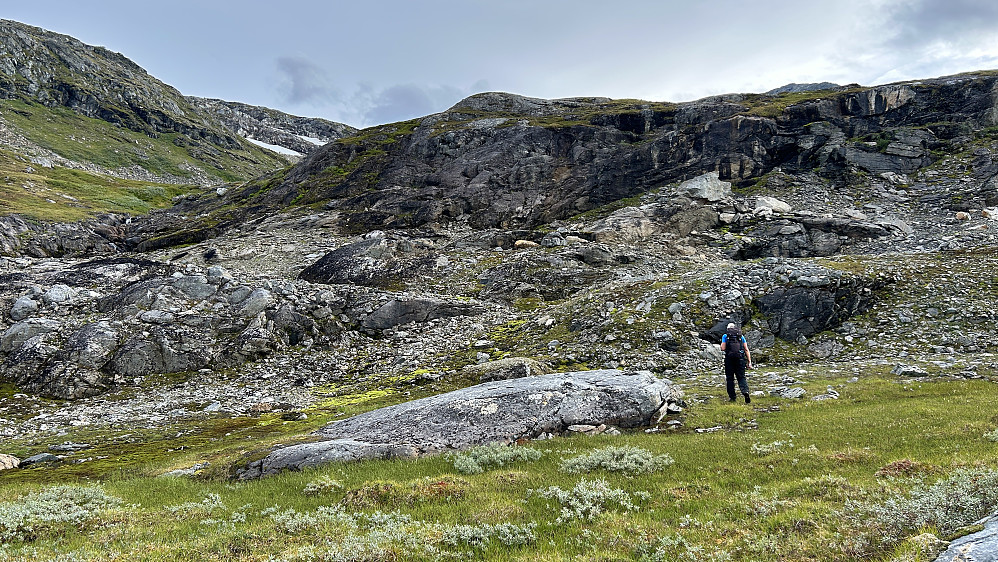 Vi nærmer oss 768-vannet som ligger bak nærmeste fjellrygg