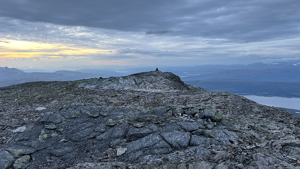 Vi kom først til en "lurevarde" litt nord for selve toppen. Foto mot nord fra hovedvarden.