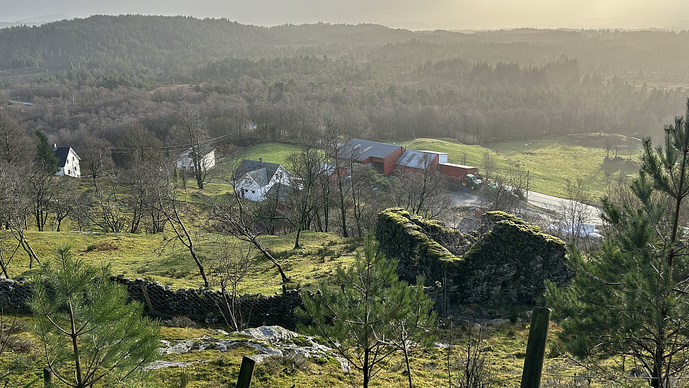 Gården Hellestveit.Fin, gammel steinmur etter låve i/ved steingarden mot utmarken