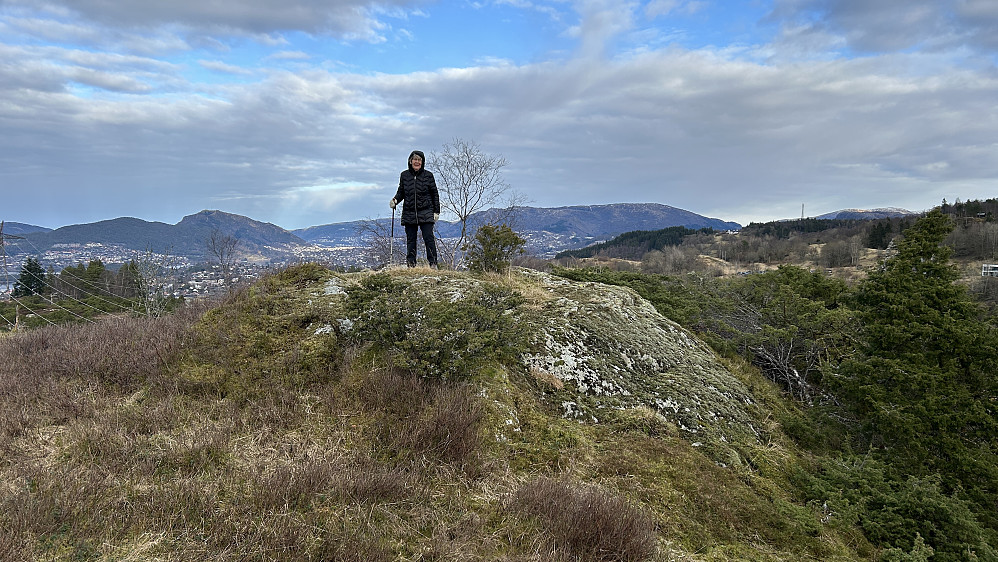 Astrid på toppen av Barkehelleren. Utsikt mot nord. Gullsteinen og Løvstakken mot venstre.