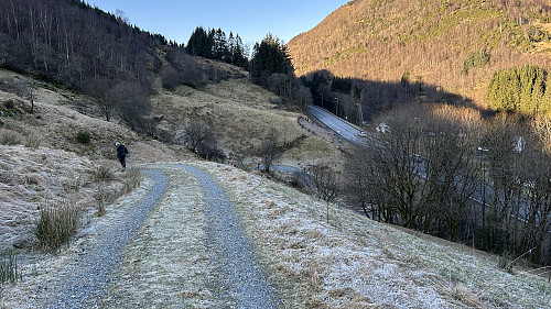 Byvegen på Blindheim. E16 i bakgrunnen