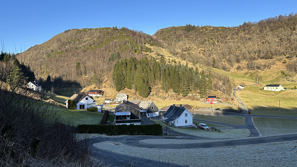 Gårdene på Blindheim. Birkelandsnipa i bakgrunnen mot venstre