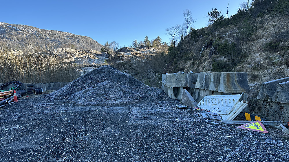 Stistart til Tangedalsheiane Øst mellom grus/asfalthaugen og betongklossene!