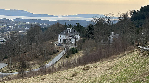 Eiendommen med hus og hage er fortsatt flott!