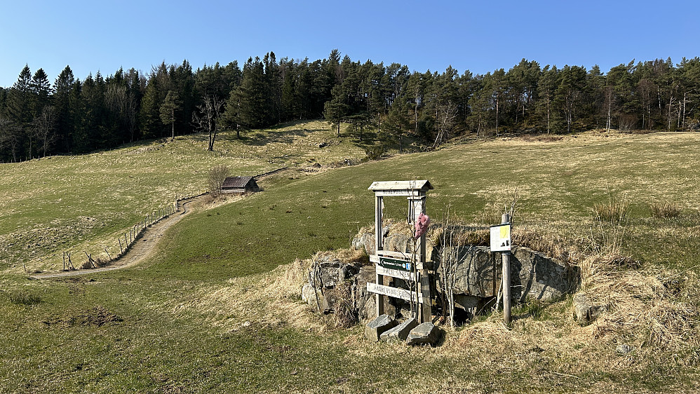 Turstart Liafjellet. Følg vei og sti opp gjennom innmarken!