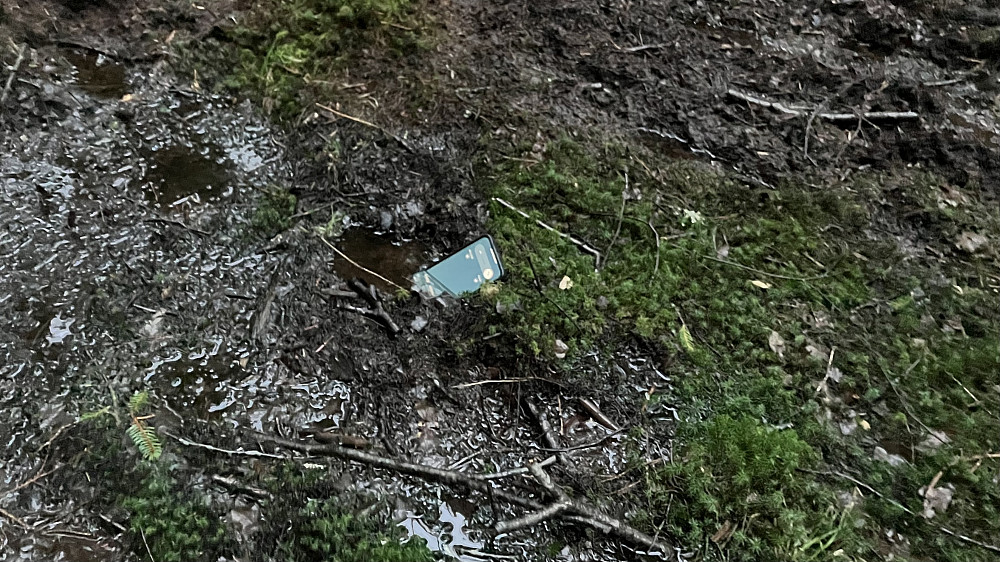 Lysende mobiltelefon i myrhull på Hagåsen!