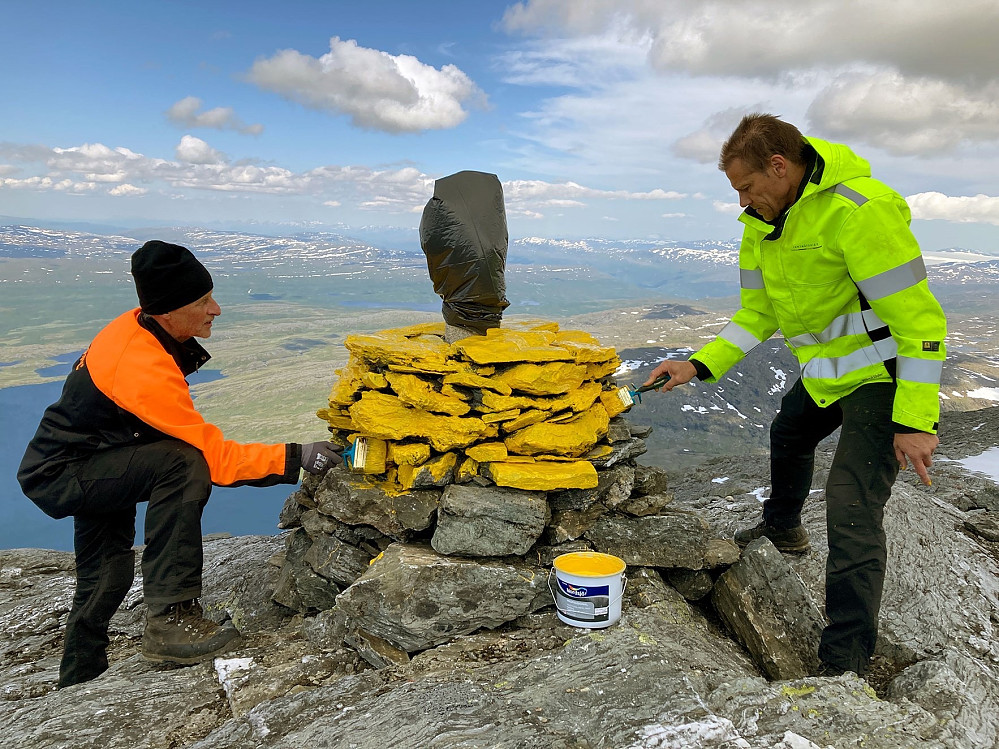 Senioringeniør Tor Erik Bakke i Kartverket og Dan Norin fra det svenske Lantmäteriet maler den nybygde utliggeren 236Au1 på det høyeste punktet 1752 moh spå riksgrensen mellom Norge og Sverige. Foto: Karl Tirén/Lantmäteriet
