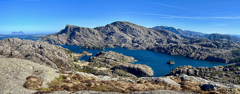Panoramabilde. Alden i bakgrunnen til venstre. Hellelinipa 295 og Vardefjellet 315 på Steinsundøya. Foto mot NNØ.