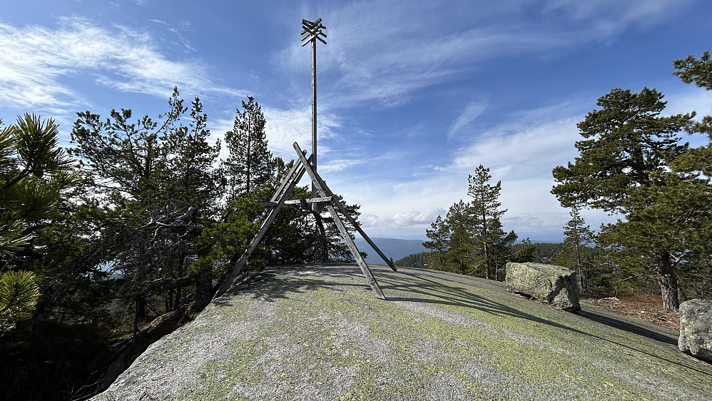 Toppen på Sirikjerke med trig-merke og stang