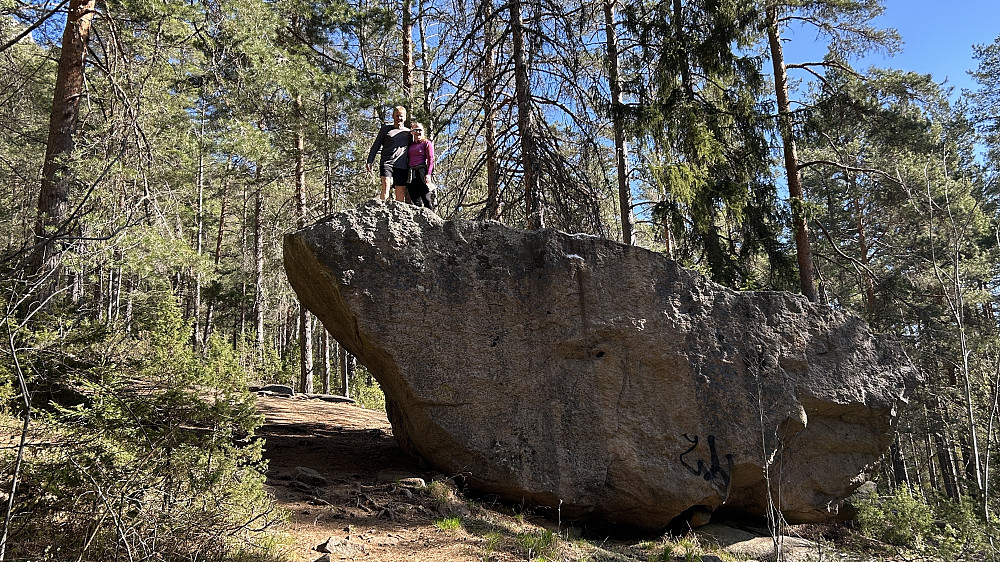 Jon Helge og Anne Marte på Dragomsteinen