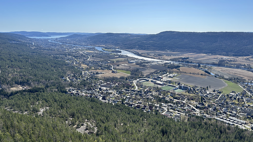 Formidabel utsikt over Drammen fra Knabben