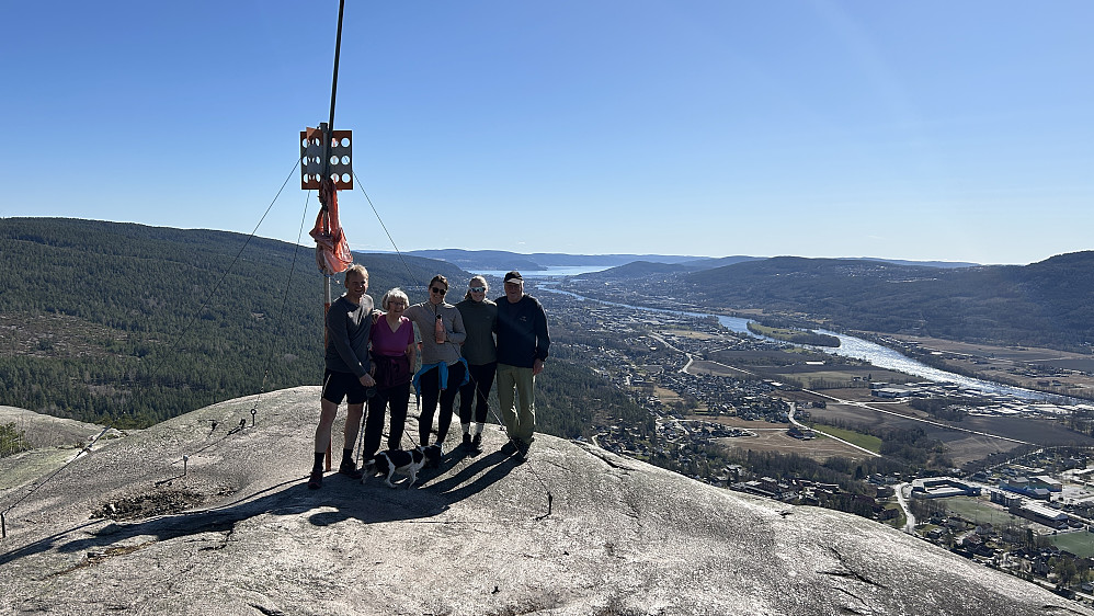 Familien samlet på Knabben Øst. Fra venstre Jon Helge, Astrid, Lise Sofie, Anne Marte og Knut. Foto: ukjent turgåer på toppen!