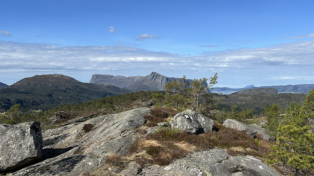 Mot Risnesnipa og Lihesten. Alden ute i havet mot høyre