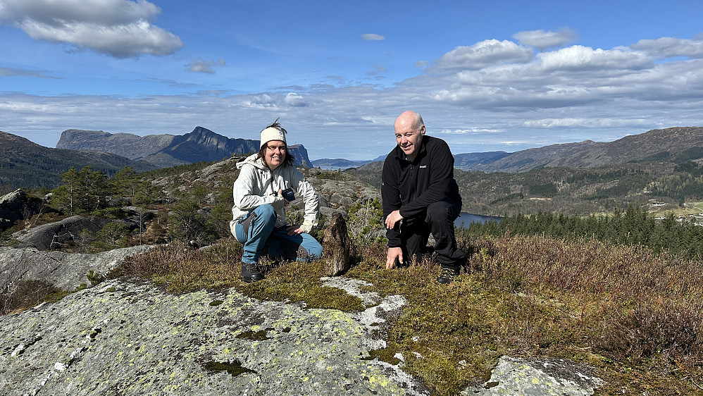 Liv Synnøve og Rune ved den nye "varden" på Rossvikheia