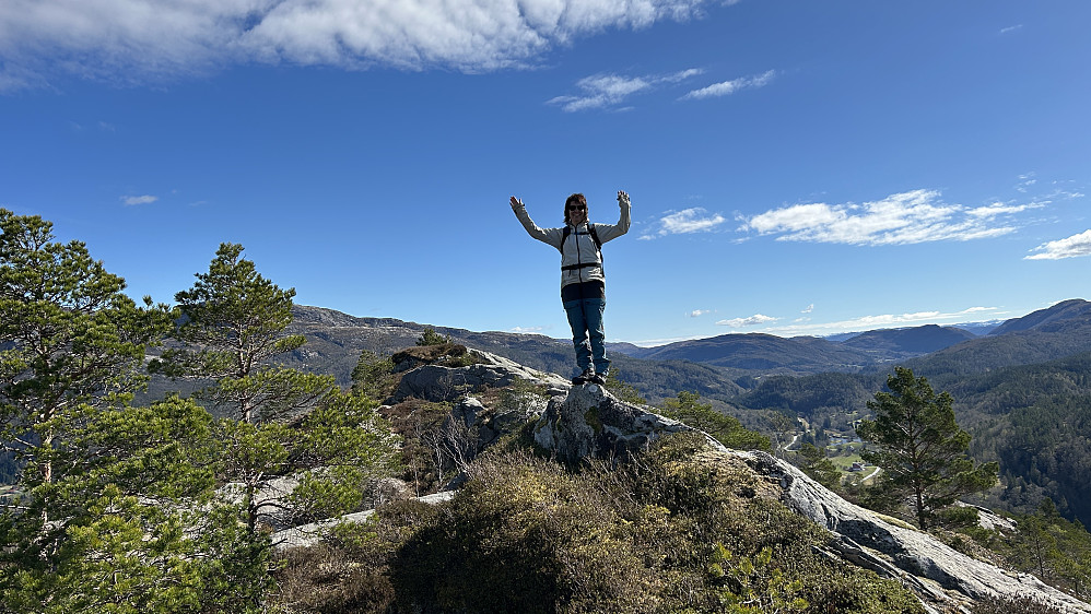 Glad og fornøyd Liv Synnøve på en knaus sør for høyeste punkt