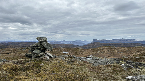 Varden på Flateheia. Lihesten i bakgrunnen