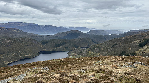Bratt ned mot Høydalen og Høydalsvatnet fra Dyrefjellet!