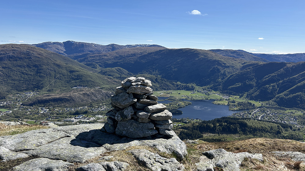 Flott utsikt fra Haukelandsvarden. Skåldalsfjellet 718 og Gullfjellet 914 i bakgrunnen mot venstre