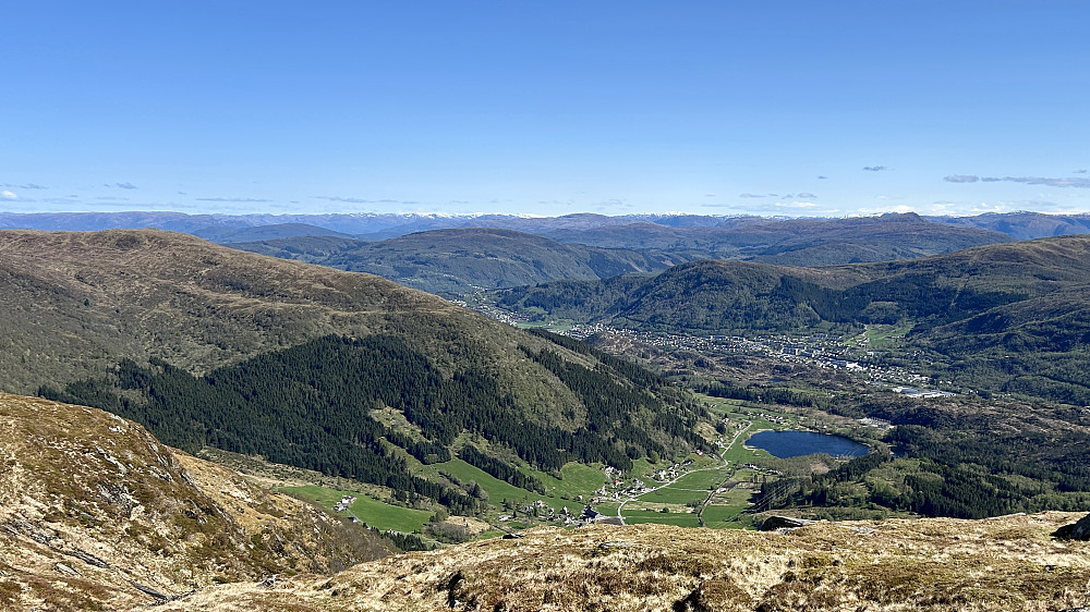 Flott utsikt fra Hauggjelsvarden nedover mot Borgo og Tangelandsvatnet i Langedalen