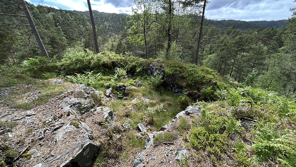 Den runde fordypningen lengst vest på haugen