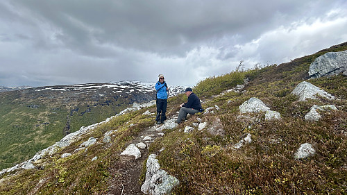 Liv Synnøve og Rune på vei opp Rjoandeggi fra sør. Klårafjellet 1105 i bakgrunnen mot venstre