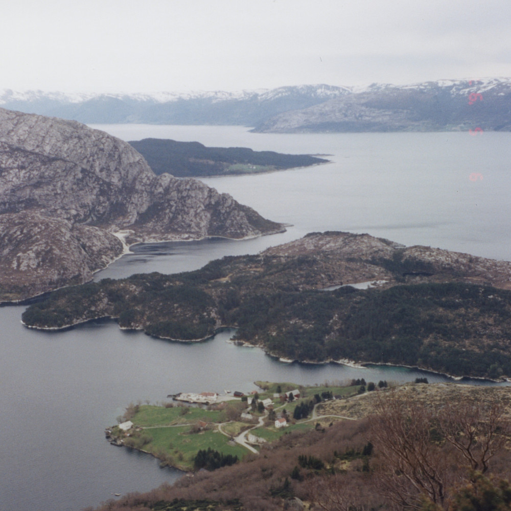 Utsikt ned mot Risnes fra stien til Risnesnipa. Fra venstre steinbruddet vest for Sågneskollen, Stavsneset og Nesje