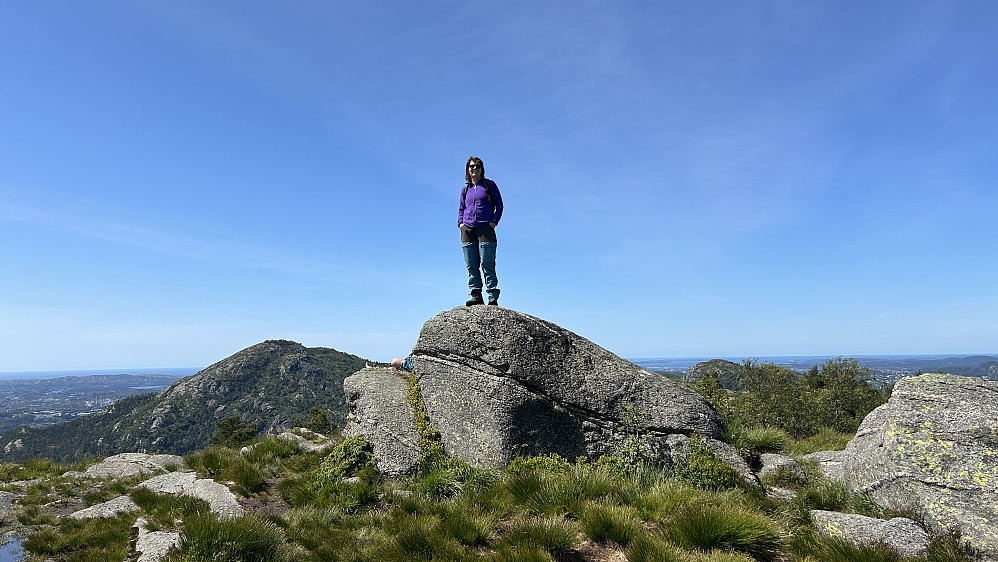 Liv Synnøve på høyeste punkt på Gravdalsfjellet. Lyderhorn i bakgrunnen mot venstre