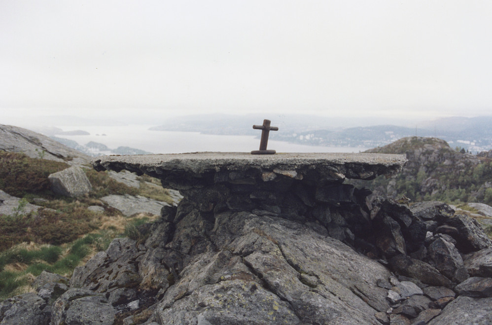 Krigsminne på Skjenafjellet. Muligens feste for luftballong. Ørnafjellet 329 i bakgrunnen