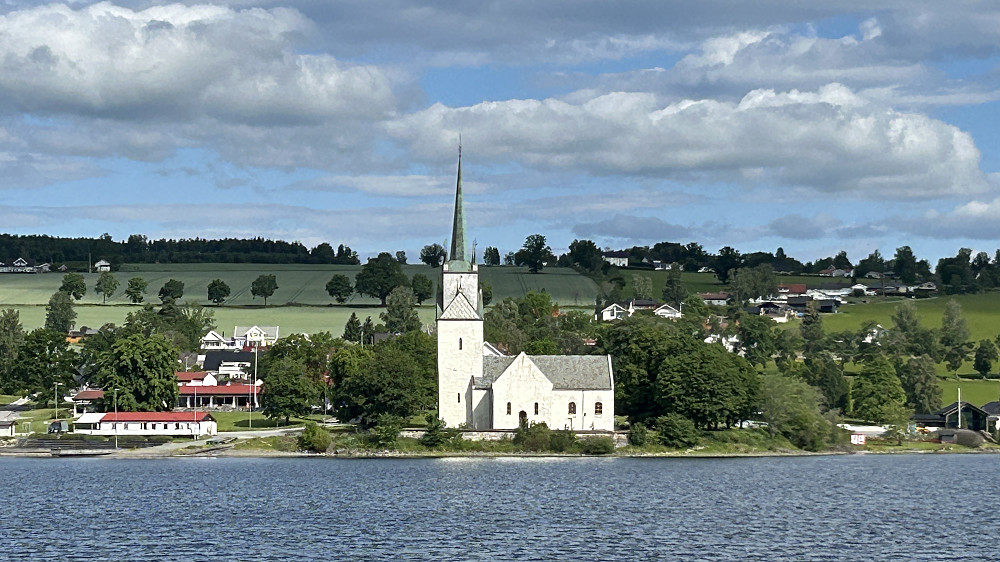 Nes kirke på Tingnes ved broen over til Helgøya