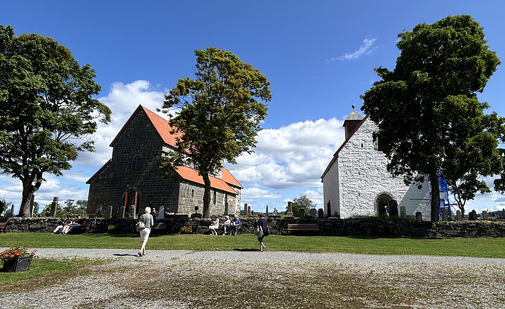 Søsterkirkene på Granavollen. Nicolaikirken med rødt tak til venstre, Mariakirken til høyre