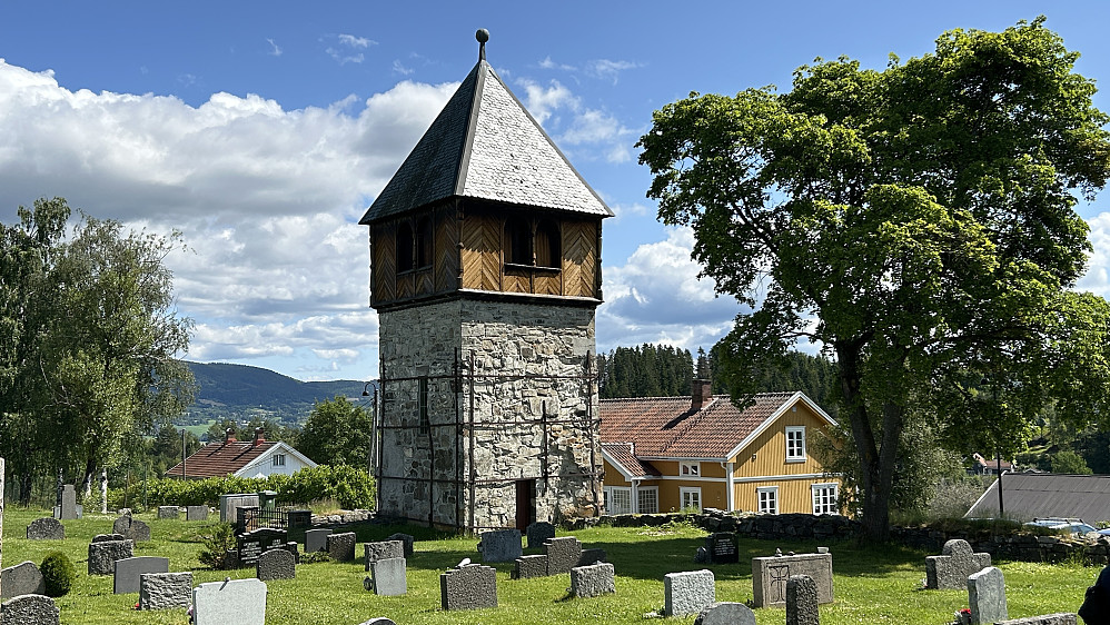 Steintårnet/klokketårnet på kirkegården nær Mariakirken er fra middelalderen.  Det utgjorde et hjørne i en ringmur med høyde 3.5 m som omkranset begge kirkene.