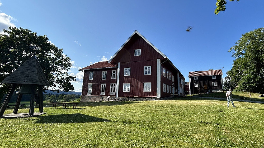 Prestegården er nok like gammel som kirken, men de eldste bygningene er fra omkring 1635